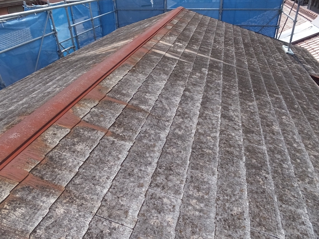 劣化した棟板金の撤去